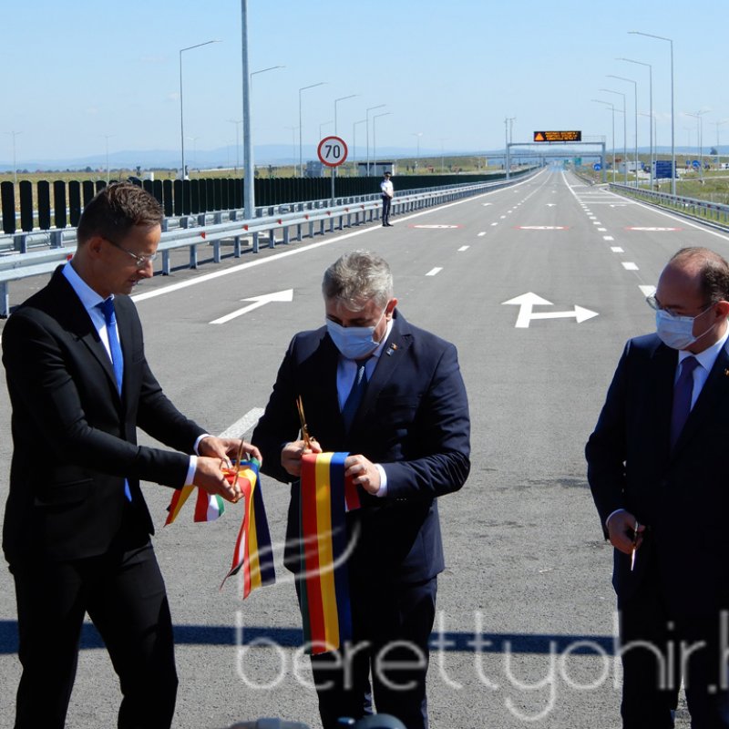 Átadták az M4-es autópálya Ártándig tartó szakaszát25